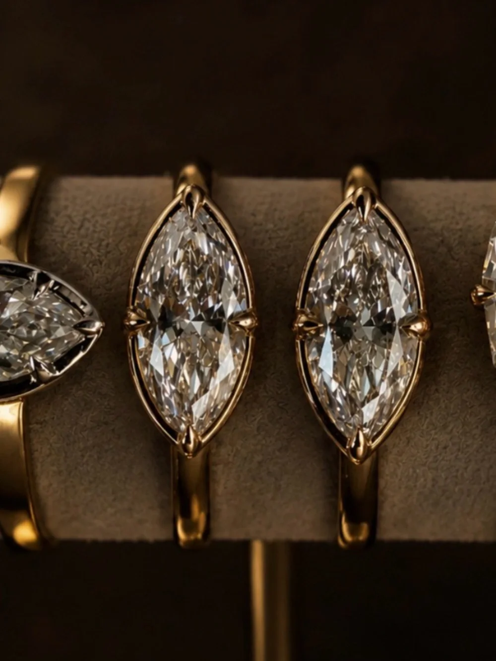 Elegant Marquise-Cut Solitaire Ring in Gold 10k pinky